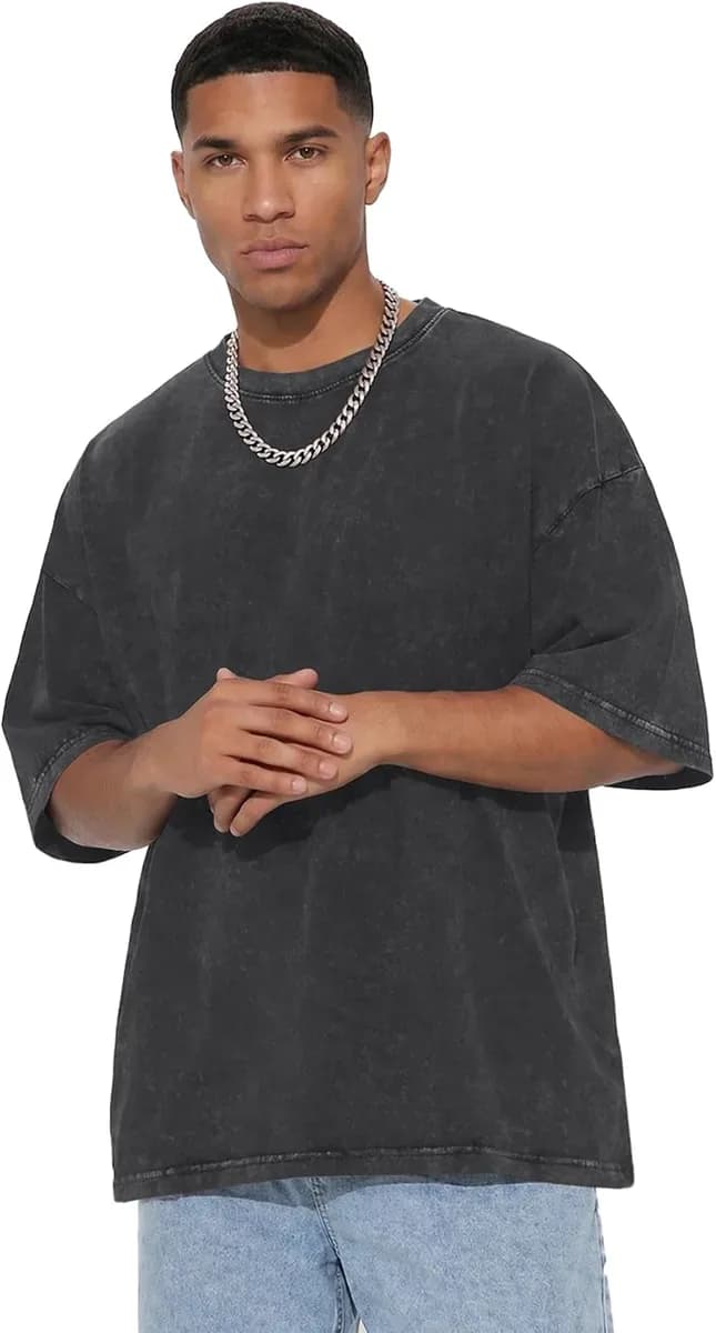 Model wearing the oversized t-shirt for men with a chain necklace